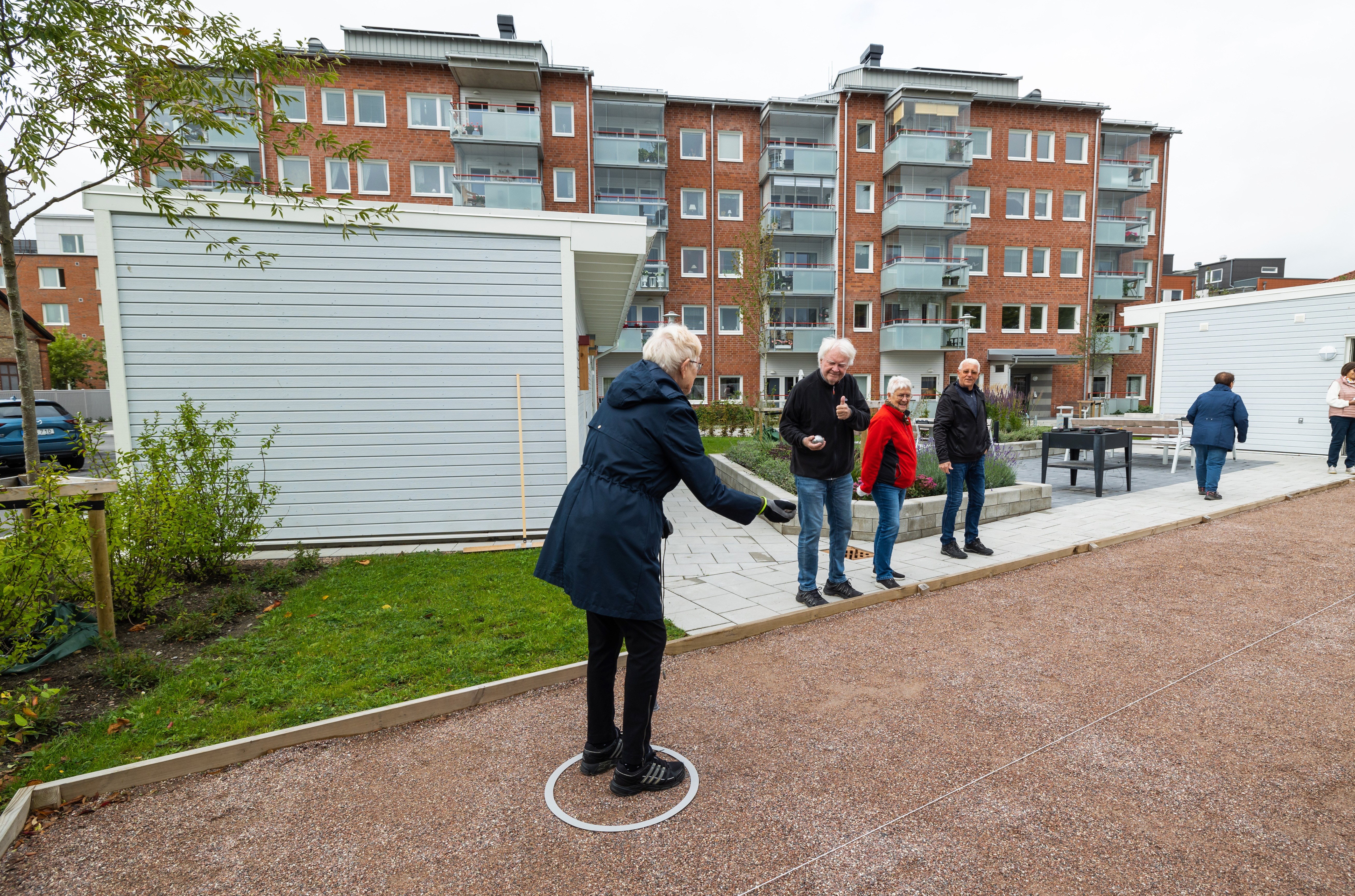 Glada pensionärer spelar Boule på gården till Ebos trygghetsboende på Kvarngatan 27 i Eslöv.