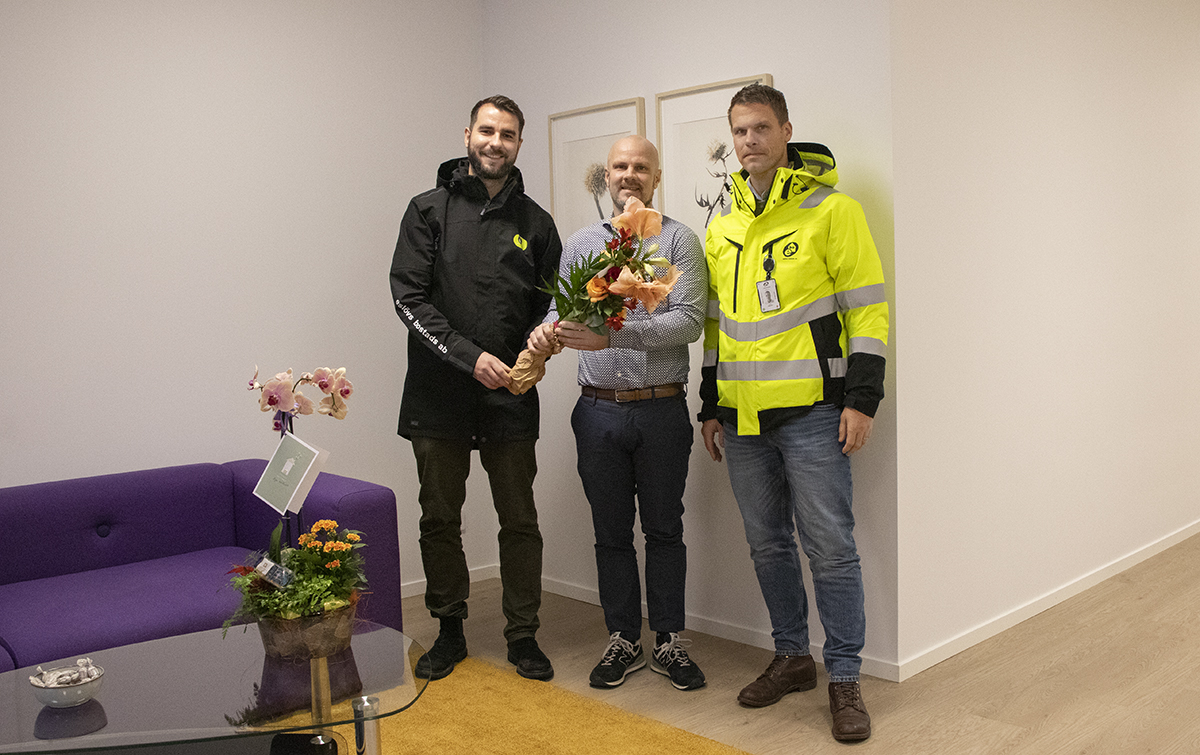 Dario Vazgec och Johan Andersson från Ebo hälsar Jimmy Karlsson på Svenska Mäklarhuset välkommen till sina nya lokaler på Norregatan i Eslöv.