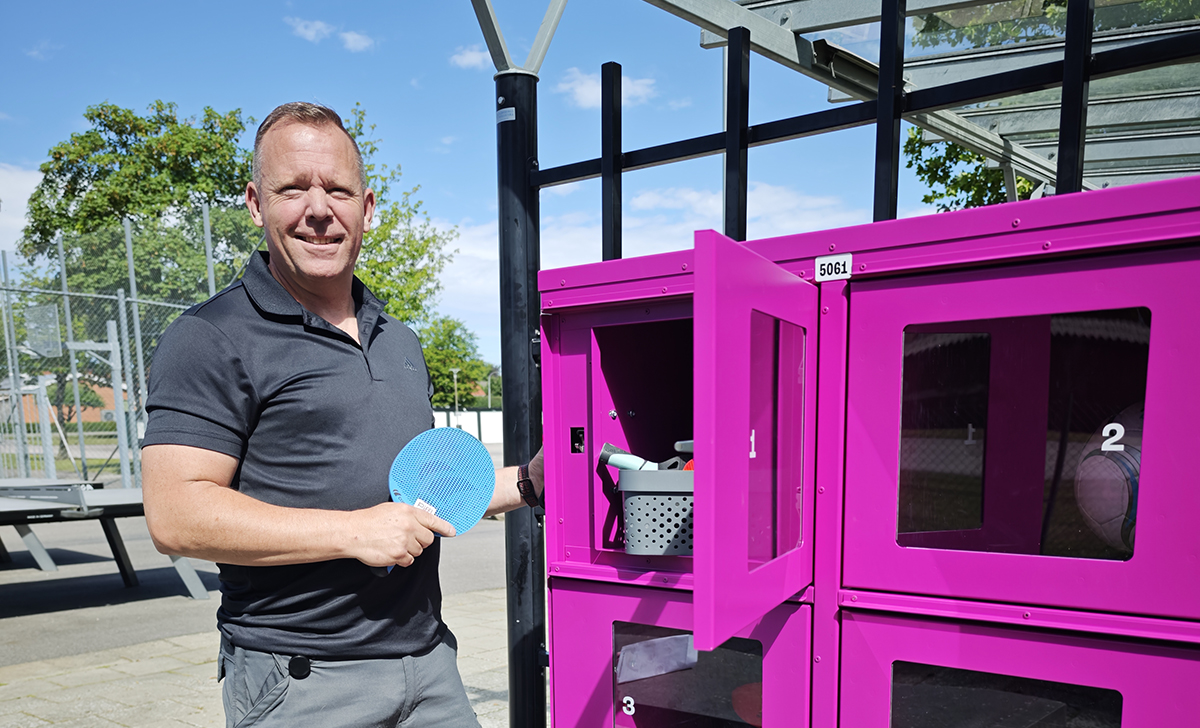Torbjörn Lavesson är Ebos bosociale utvecklare som visar innehållet i Pifflboxen.  