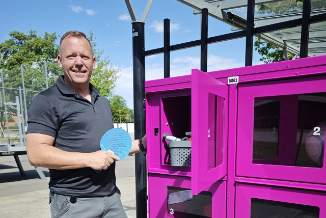 Torbjörn Lavesson är Ebos bosociale utvecklare som visar innehållet i Pifflboxen.  