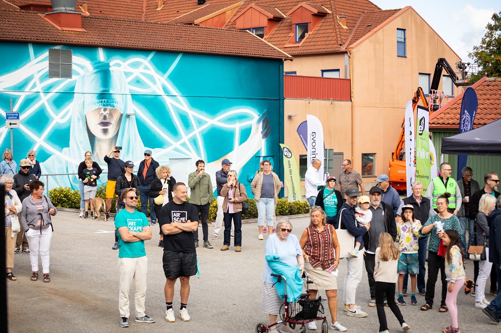 Folksamling på kvarteret Gjutaren under gatukonstfestivalen i Eslöv 2025. 