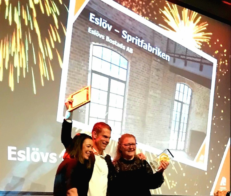 Frida Stenlundh, Johan Andersson och Kristina Forslund tar emot priset för bästa renovering 2025.
