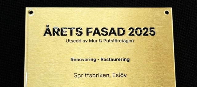 Mässingsskylt med texten Årets Fasad 2025