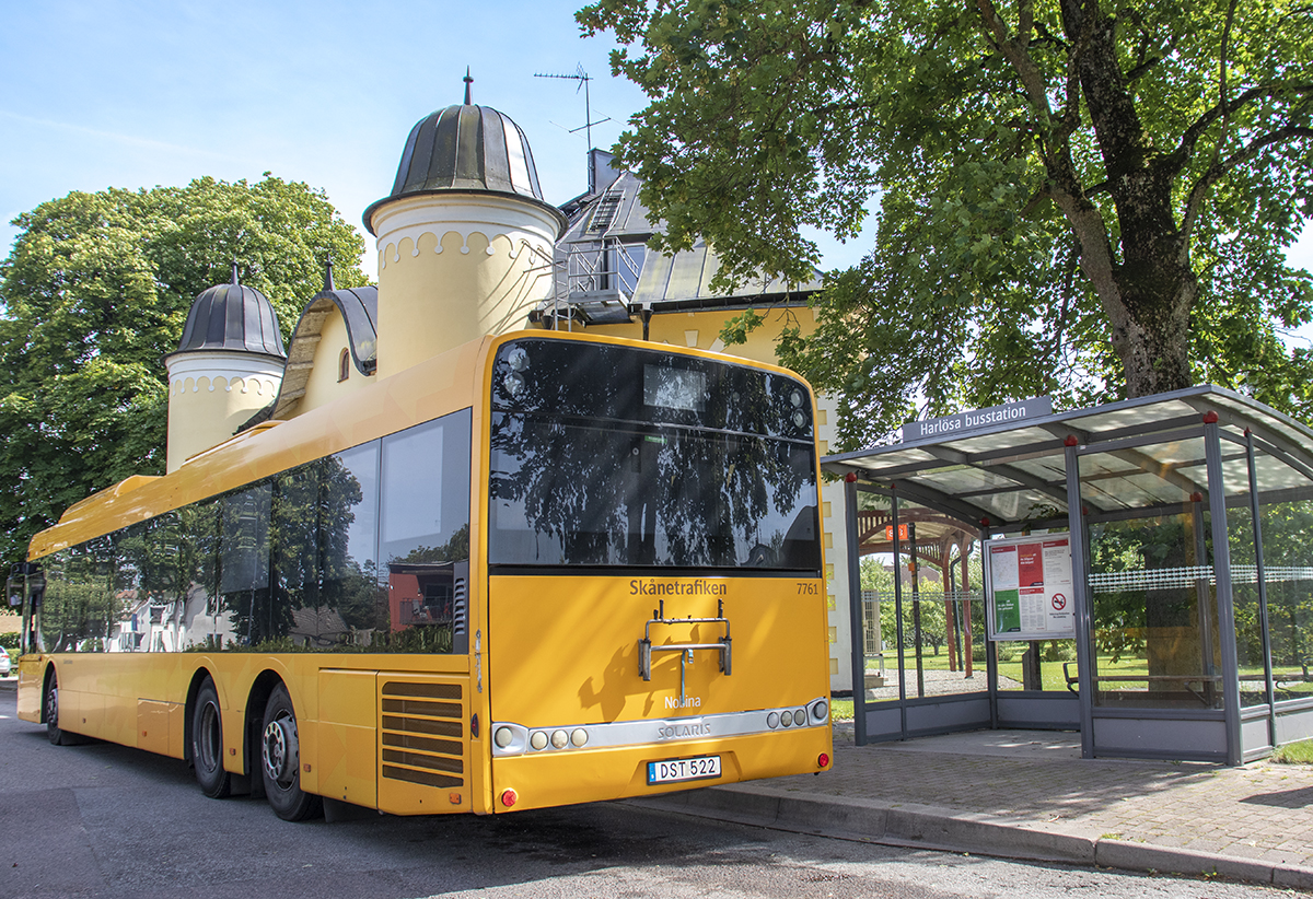 Buss vid Löberöds bibliotek och busstation.
