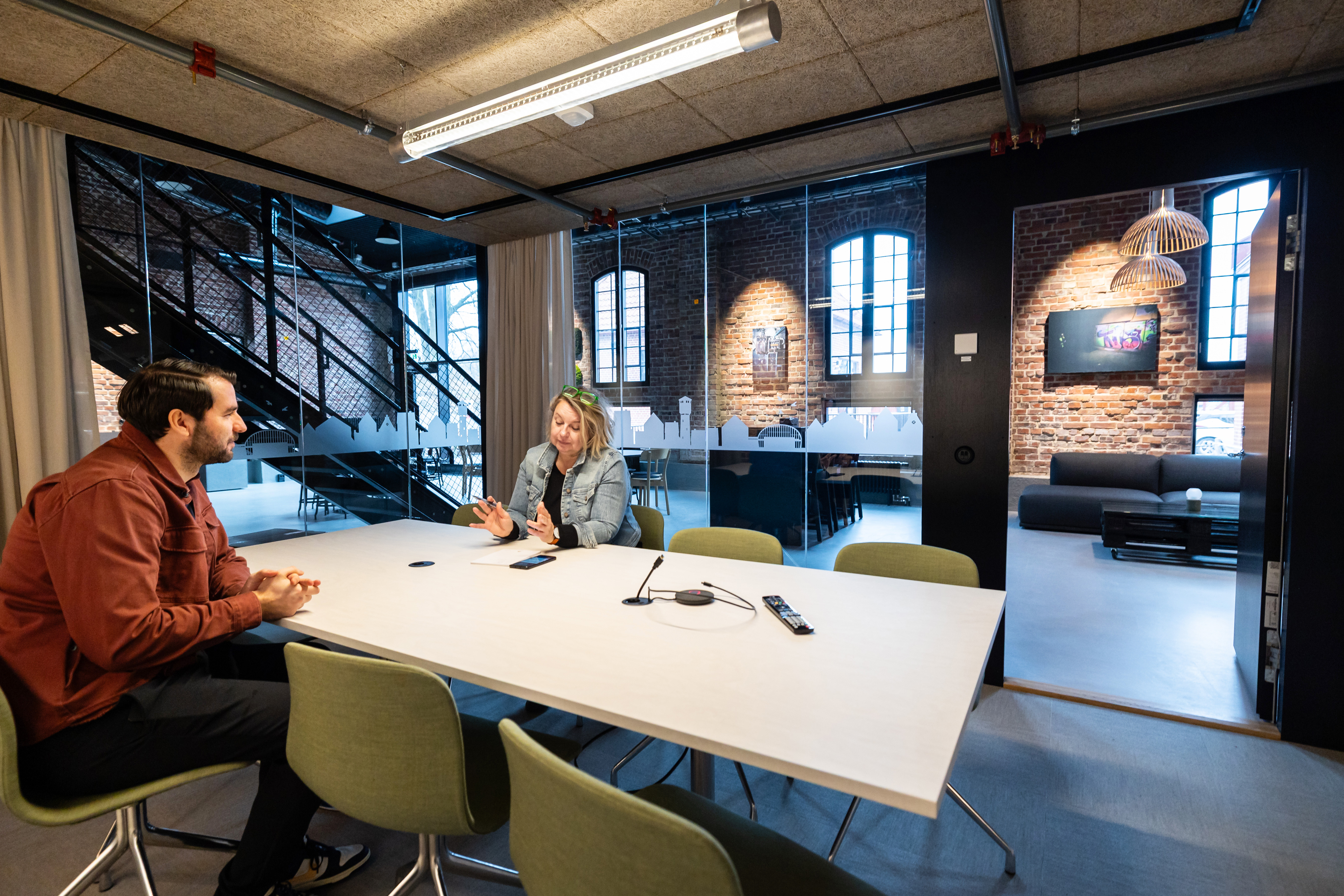 Två personer sitter i ett mötesrum på Spritfabriken i Eslöv.