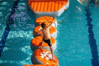 Hinderbana i bassäng kan du prova på Ebos poolparty!