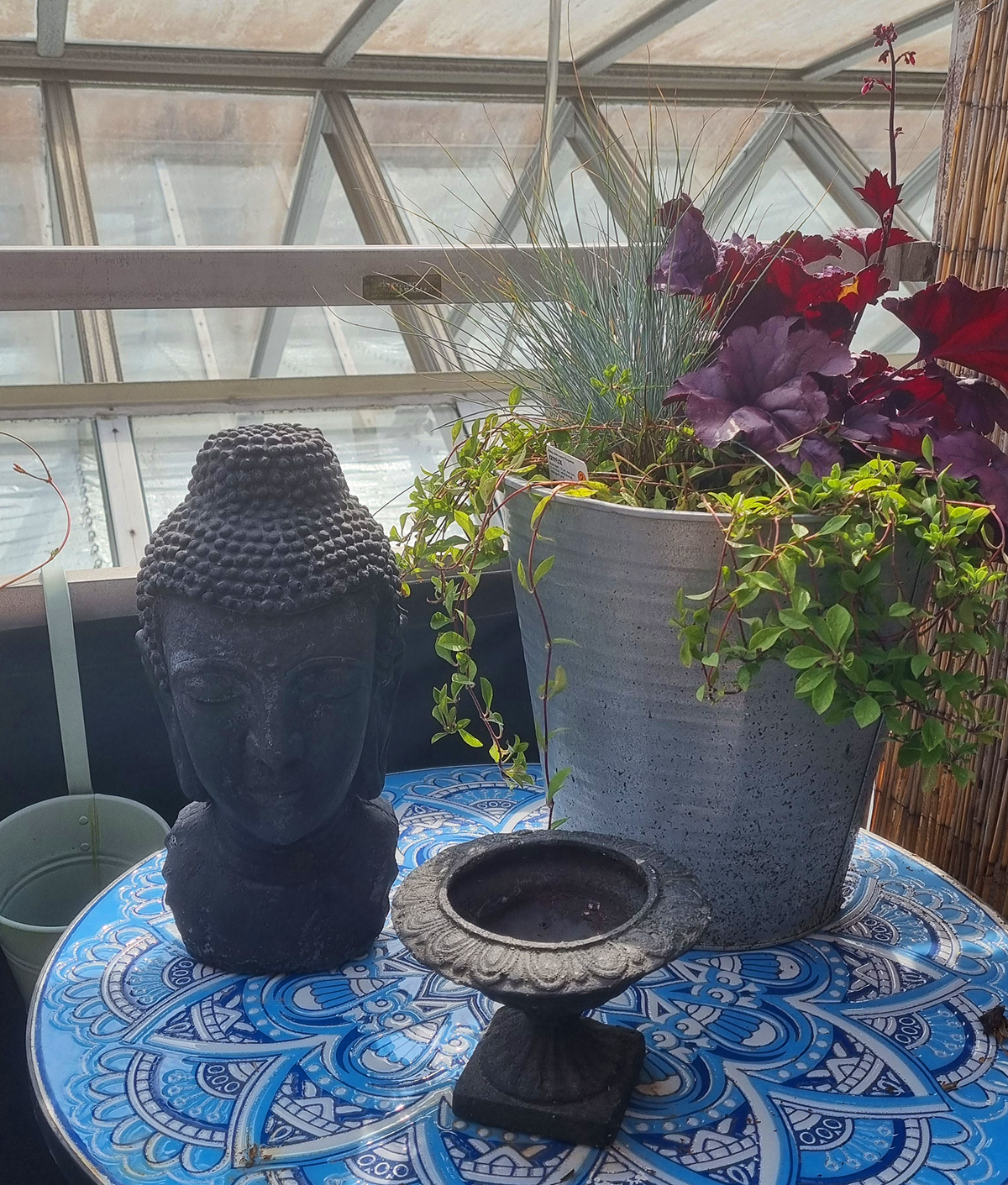 Stilleben med växter och Buddha på en balkong