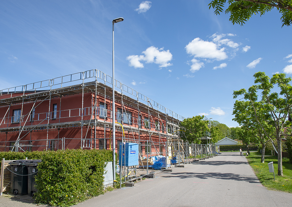 Fasaden är fortfarande täckt av byggställningar på Ebos nybygge i Löberöd