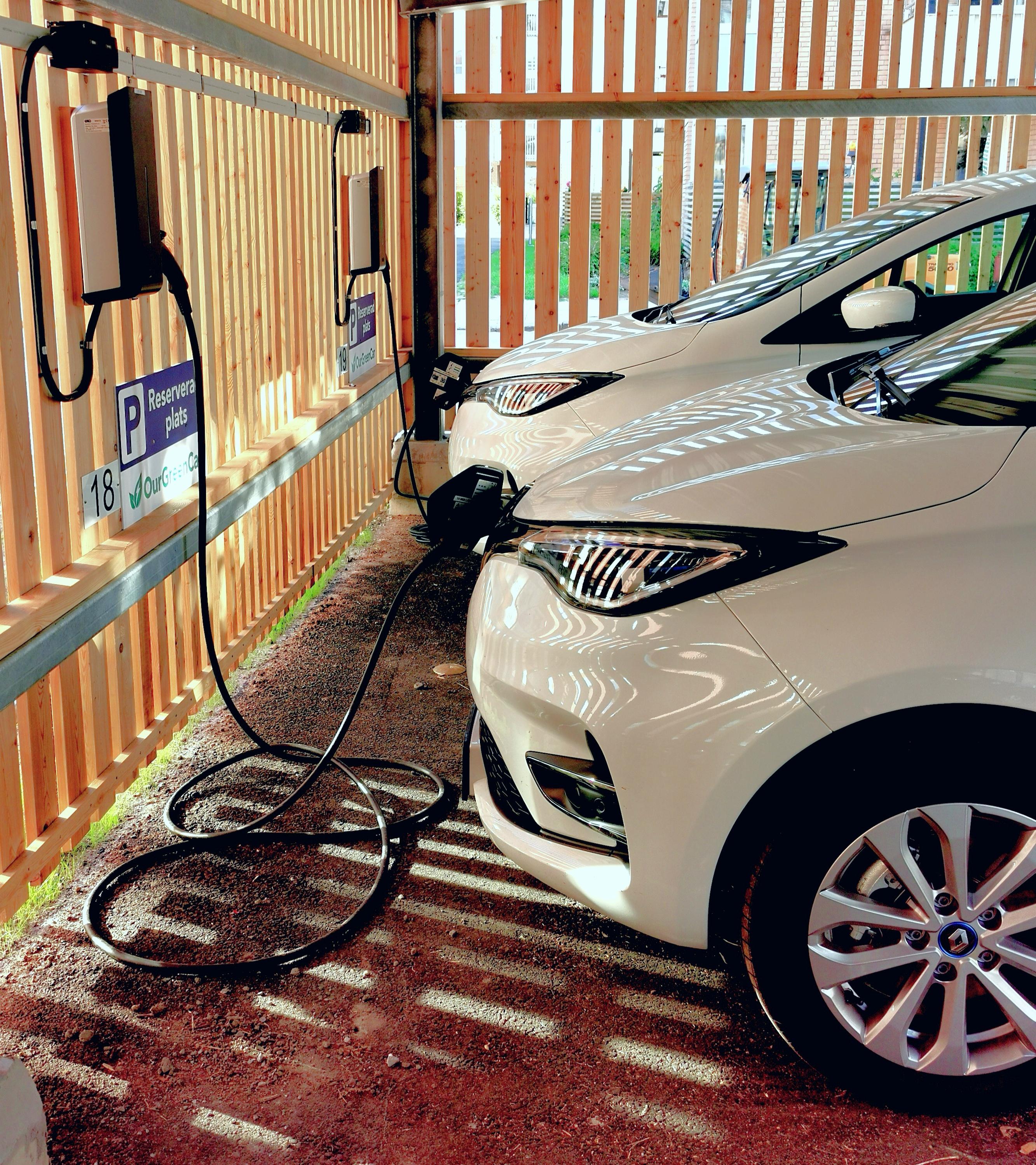 I Ebos bilpool finns två elbilar som kan bokas av hyresgästerna